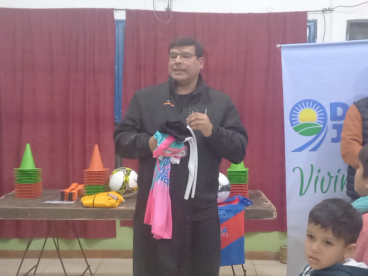 En la previa al 9 de Julio el Intendente Daniel Banega entregó indumentaria a las instituciones deportivas