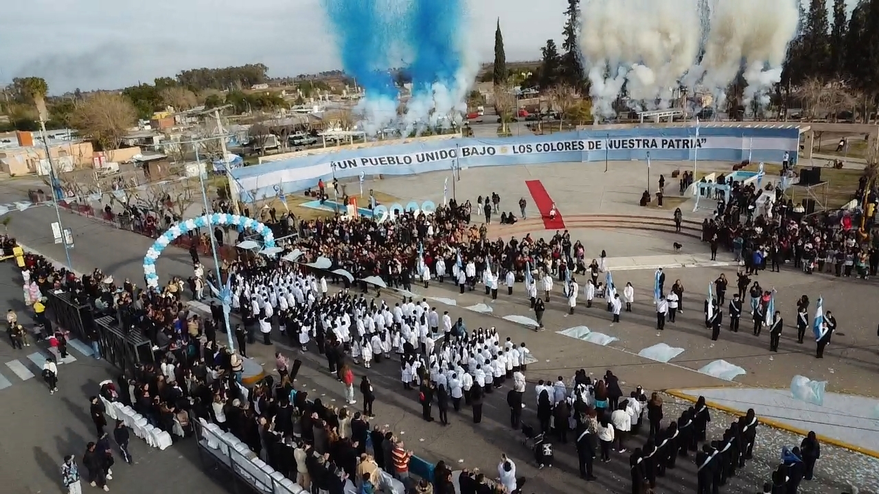 9 de Julio se vistió de celeste y blanco con la Promesa de Lealtad a la Bandera de las escuelas
