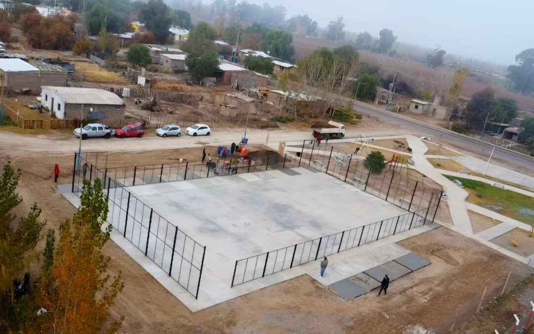 Avance de obra: continúa la construcción del nuevo playón deportivo y la remodelación de la plaza de La Majadita