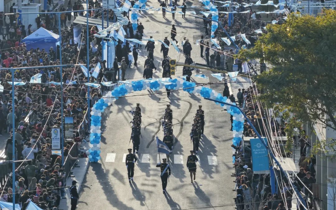9 de Julio se vistió de celeste y blanco con el desfile del Día de la Independencia