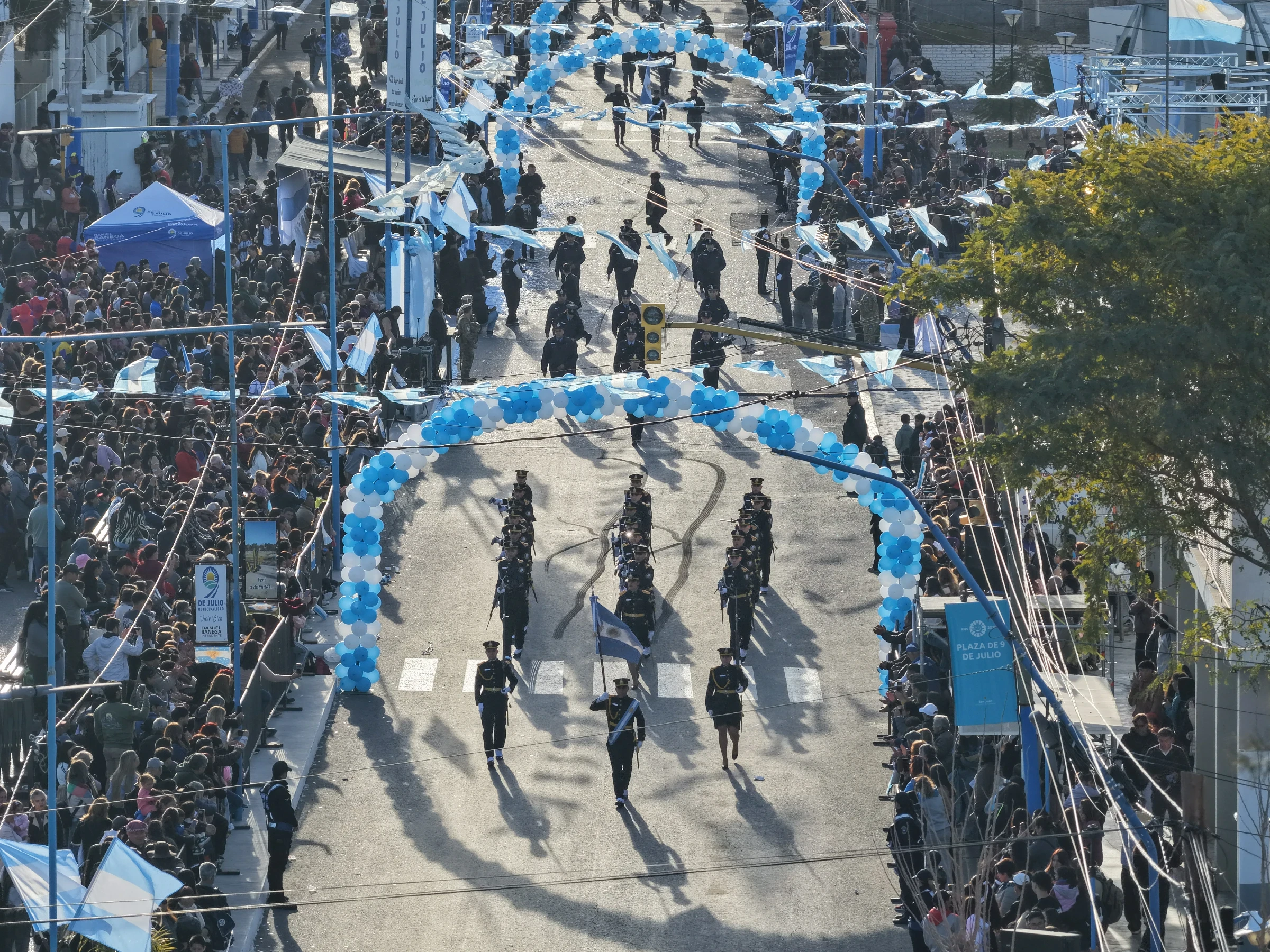 9 de Julio se vistió de celeste y blanco con el desfile del Día de la Independencia